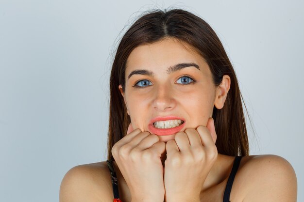 Причины появления черных полосок на зубах