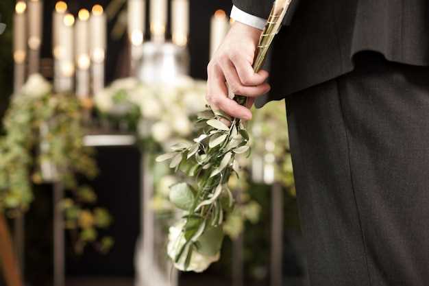 Почему церковь настоятельно просит не нести искусственные цветы на могилы